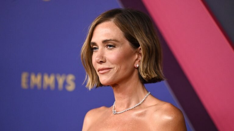 Kristen Wiig Emmys 2024 Reinvents Dressing-Like-the-Precise-Award in Metallic Gold Basketweave