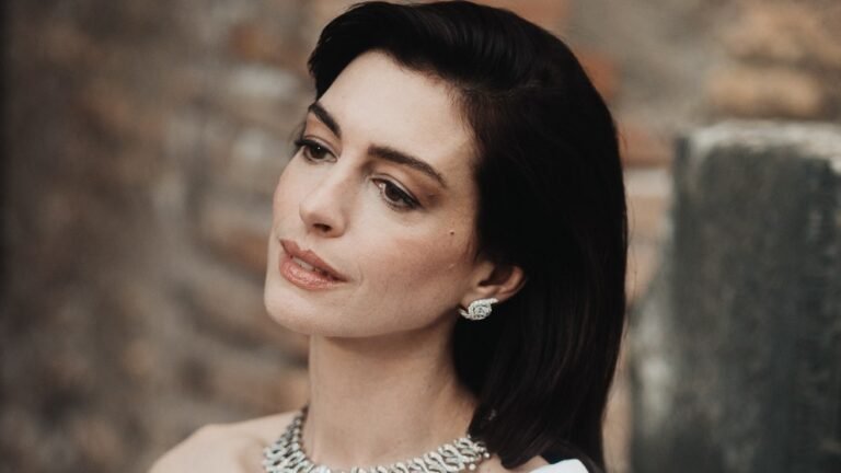 Anne Hathaway Revealed All of the Magnificence Merchandise She Carries in Her Bag